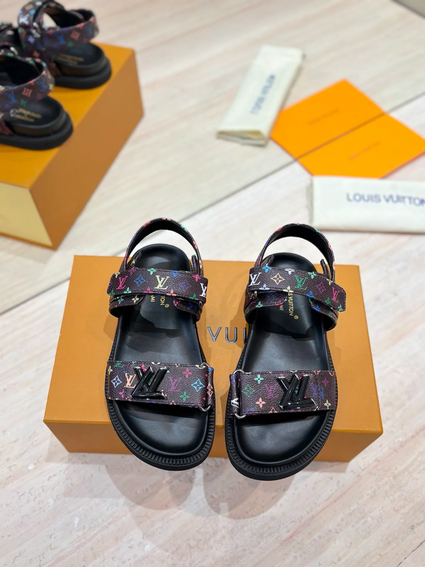 👟👟Ex-factory price 460👟👟 LV 2025 spring and summer new products 🥰 Popular LV donkey brand counters Embossed logo embossed sandals This Pool Pillow Comfort flat sandals are made of technical fabrics and use high-frequency embossing technology to reinterpret the Monogram pattern. Soft padded upper with adjustable Velcro, comfortable and tough insole adds harmonious colors 👍New hard goods, purchasing agent level! Full of high-end feel! A popular model among bloggers at home and abroad, it’s retro and fashionable and looks amazing on your feet! The official website's main recommendation 👍👍 ✅ Upper: waterproof special original fabric ✅ Inner lining: imported mixed sheepskin ✅ Outsole: original molded foam outsole ✅ Number of sizes: women's size 35-45 (women's size 41 men's 38.45, custom-made, non-refundable) ✅ Packaging: full set of drawer boxes ​